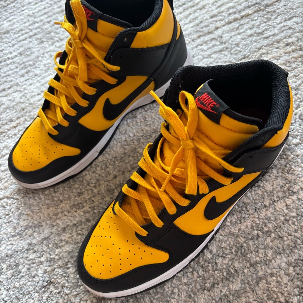 Nike Men's Black and Yellow Sneakers